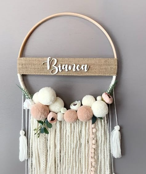 Nursery Dream Catcher, Atrapasueños Diy, Dreamcatcher Diy, Simpul Makrame, Diy Dream Catcher, Dream Catcher Nursery, Idee Babyshower, Pom Pom Crafts, Dream Catcher Diy