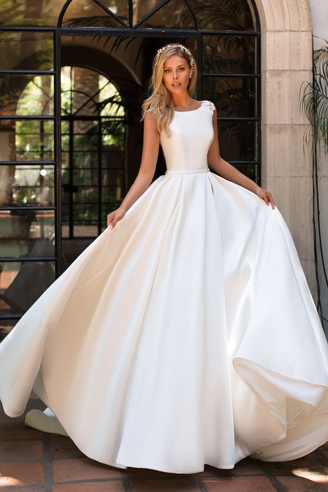 Wedding Dress Cinderella, Moonlight Wedding Dress, Boat Neck Wedding Dress, Sukienki Maksi, Wedding Dresses Lace Ballgown, Elegant Ball Gowns, Pleated Gown, Wedding Dress With Pockets, Pnina Tornai