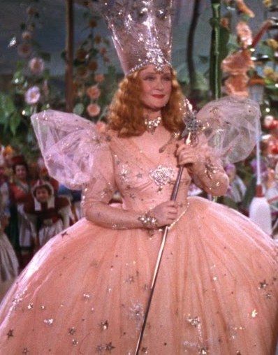 Bruxa Boa do Sul do filme "O Mágico de OZ". Glinda the good witch from the movie "The Wizard of Oz". #thewizardofoz #movie #filme Glinda Costume, Glenda The Good Witch, Wizard Of Oz Movie, Billy Burke, Billie Burke, Wizard Of Oz 1939, Oz Movie, Glinda The Good, Glinda The Good Witch