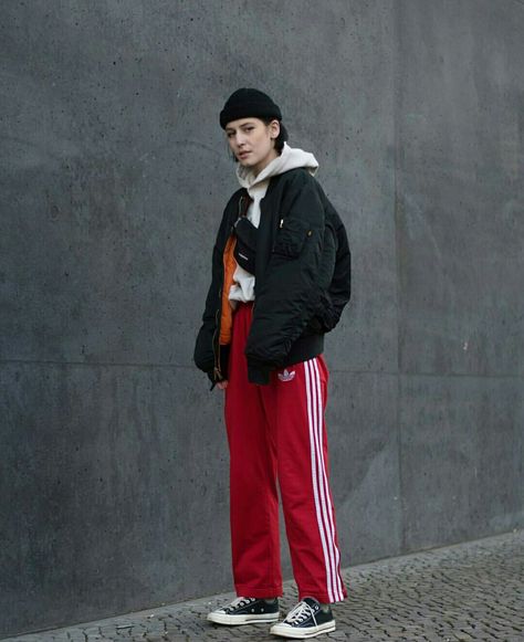 Track Pants Outfit Casual, Adidas Track Jacket Outfit, Outdoor Winter Outfit, Adidas Street Style, Track Pants Outfit, Cozy Winter Fashion, Nyc Street Style, Sock Outfits, Adidas Track Jacket