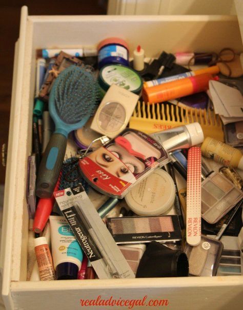 Messy Make Up Table, Vera Aesthetic, Mess Aesthetic, Messy Makeup, Bedroom Design On A Budget, Project Pan, Messy Aesthetic, Bedroom On A Budget, Not Aesthetic