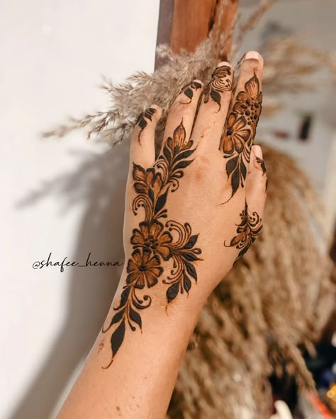 Henna Designs Rose, Flowers Mehndi Design, Back Mehendi Designs, Rose Henna Design, Gorgeous Mehendi Designs, Arab Henna Designs, Back Mehendi, Mehendi Aesthetic, Love Mehendi