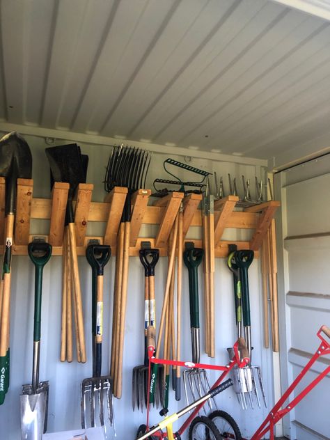 Yard Tool Storage Ideas, Garage Storage Inspiration, Garage Organisation, Storage Shed Organization, Garage Shelves, Garage Workshop Organization, Diy Storage Shed, Garage Storage Shelves, Shed Organization