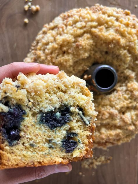 Blueberry Bunt Cake, Blueberry Bundt Cake Recipes, Banana Crumble, Banana Crumb Cake, Crumb Cakes, Banana Bundt Cake, Blueberry Bundt Cake, Banana Bundt, Bundt Recipes