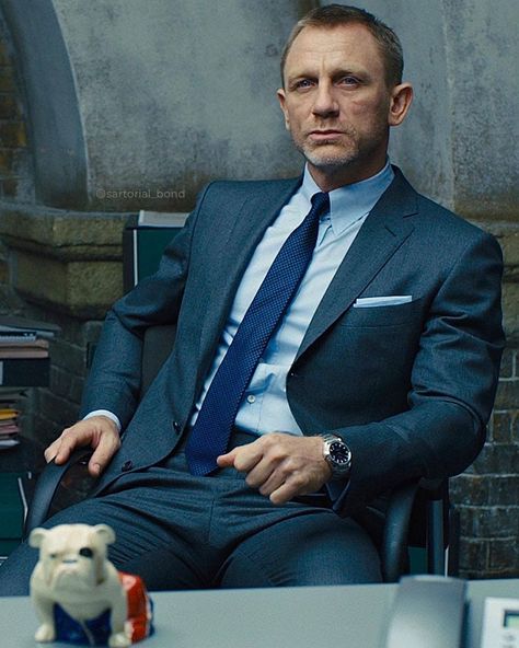 Sartorial Bond on Instagram: “Worn by James Bond in Skyfall - Glen check “O’Connor” suit in mid-grey and black. The single-breasted jacket is cut with narrow, straight…” Daniel Craig Suit, James Bond Outfits, James Bond Suit, Daniel Craig Style, Bond Outfits, James Bond Skyfall, Bond Suits, James Bond Actors, Daniel Craig 007