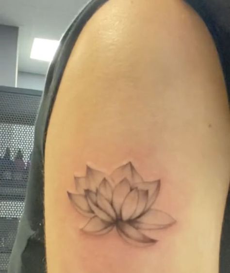 Nana Tattoo Lotus Flower, Nana Lotus Flower, Nana Ren Flower Tattoo, Nana Lotus Tattoo, 96 Tattoo, Nana Tattoo, Flower Tattoo Ideas, Tattoo Style Drawings, Lotus Tattoo