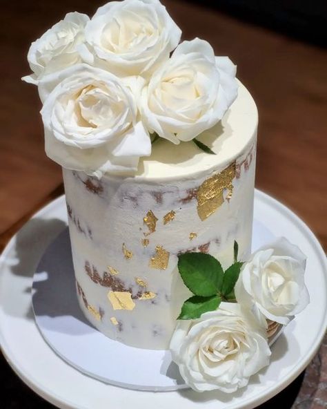 White Chocolate Mud Cake Decorating, White Rose Cake Birthday, White Cake With Roses, White Roses Cake, Cake With White Roses, White Rose Cake, White Flower Cake, White Chocolate Mud Cake, Birthday Cake Roses