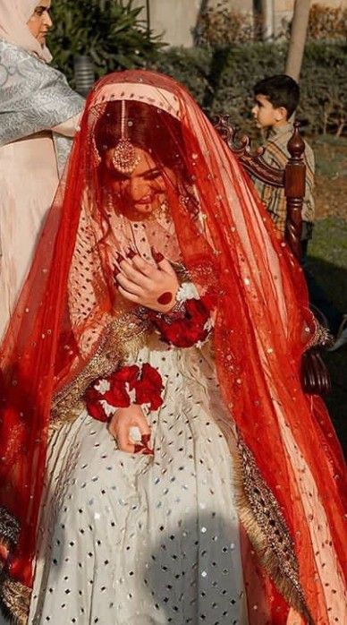 Simple Nikah Dress Pakistani, Nikkah Chaadar, White Nikkah Dress With Red Dupatta, Fake Nikkah Snaps, Simple Nikah Outfit, Nikah Dress Pakistani, Nikkah Aesthetic, Nikah Bride, Nikah Dresses