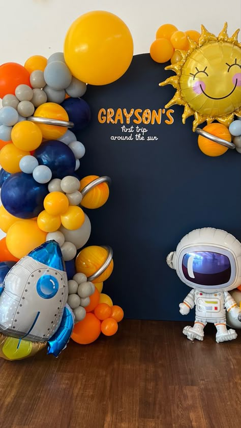 Astronaut Balloon, Balloon Birthday Themes, Astronaut Party, Boys First Birthday Party Ideas, Boy Birthday Decorations, Boys 1st Birthday Party Ideas, Baby Birthday Decorations, Astronaut Birthday, Space Theme Party