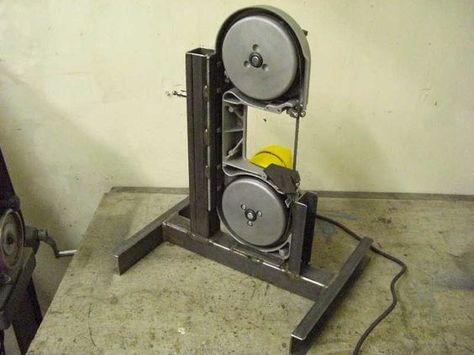 Bandsaw Stand, Diy Bandsaw, Wall Lamps Diy, Metal Band Saw, Homemade Table, Bandsaw Projects, Portable Band Saw, Saw Table, Workbench Plans Diy