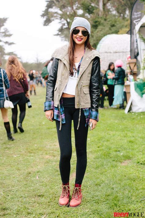 San Francisco Shows off Festival Style (with a Chilly Twist!) at Outside Lands; Red boots + a two-tone jacket = totally rad. Outside Lands Outfit San Francisco, Cold Weather Festival Outfit, Winter Festival Outfit Cold, Winter Music Festival Outfit, Festival Outfit Cold Weather, Fall Music Festival Outfit, Fran Style, Festival Mode, Plaid Leggings