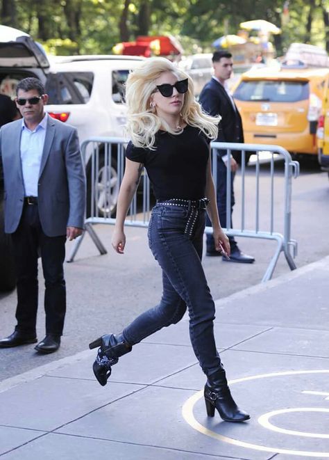 Running Stefani Lady Gaga Street Style, Joanne Lady Gaga, Minimalist Chic Fashion, Lady Gaga Outfits, Apartment In New York, Lady Gaga Photos, Lady Gaga Pictures, Chica Cool, Oh My Goddess