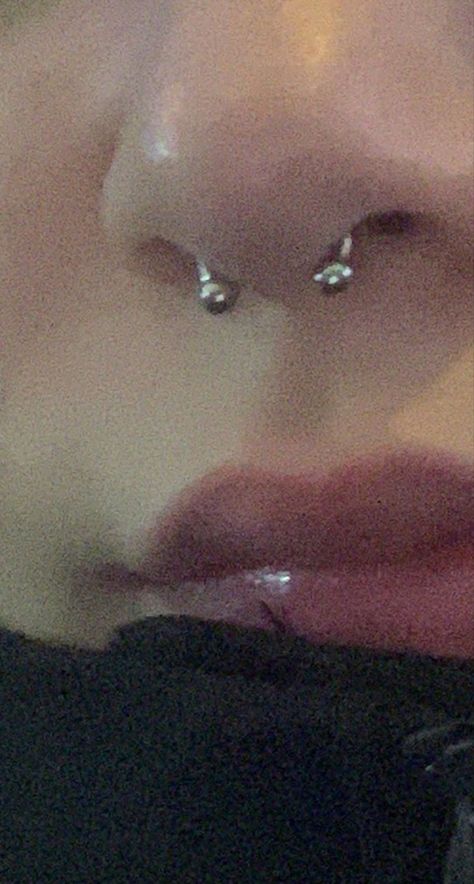 Small Septum Piercing Jewelry, Nose Peicerings Aesthetic, Nose Piercing Septum Aesthetic, Cool Piercings Nose, Septum Piercing Ideas, Septum Piercing Aesthetic Grunge, Piercings Ideas Nose, Nose Piercing Inspiration, Nose Piercings Aesthetic