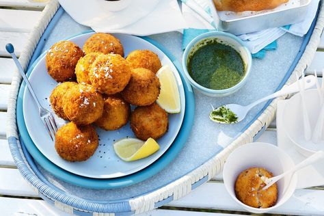 Who doesn't love arancini? Perfectly golden little balls of pumpkin, parmesan and rice. Top it off with this fresh salsa verde and you've got a winner! Activity Schedule, Dinner Ideas Recipes, Schedule Ideas, Arancini Recipe, Work Recipes, Salsa Verde Recipe, Football Snacks, Light Meals, Italian Foods