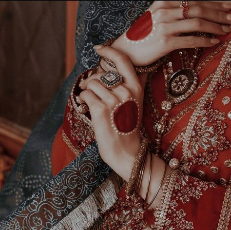 Aesthetic dp Alta Hand Photography, Aalta Design Hand Aesthetic, Alta Design Bengali Hands, Bengali Photoshoot In Saree, Alta Design Bengali, Aesthetic Dp Ideas, Alta Design, Aesthetic Dpz, Vintage Photography Women