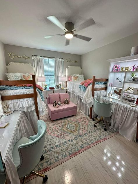 College Of Charleston Dorm Room, Cute Dorm Rooms For Two, Liberty University Dorm, Sorority Dorm Room, Baylor Dorm, University Room, Pretty Dorm Room, Dorm Room Layouts, University Rooms