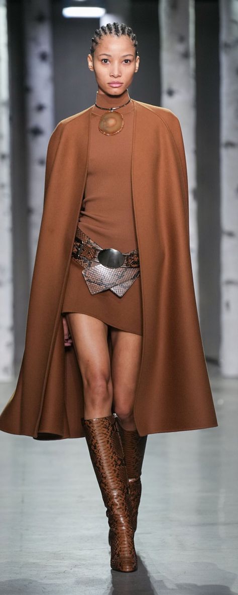 Michael Kors Fall-winter 2023-2024 - Ready-to-Wear - https://www.orientpalms.com/Michael-Kors-9017 - ©ImaxTree Ready To Wear Fall Winter 2023 2024, Michael Kross, Michael Kors Fall Winter 2022 2023, Luxury Brown Belted Outerwear, Michael Kors Ss23, Michael Kors Fall 2024, Michael Kors Fall, Sandra Backlund, Roberto Cavalli Pre Fall 2022