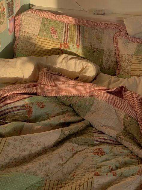 Quilt Bedding Aesthetic, Grandma Core Bedroom, Nostalgic Room, Aesthetic Rooms, Dreamy Room, Dream Room Inspiration, House Room, Cozy Room, Room Inspiration Bedroom