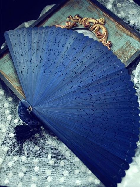 Penyimpanan Makeup, Antique Fans, Color Celeste, Kimono Yukata, Vintage Fans, Umbrellas Parasols, Hand Held Fan, Chatelaine, Feeling Blue