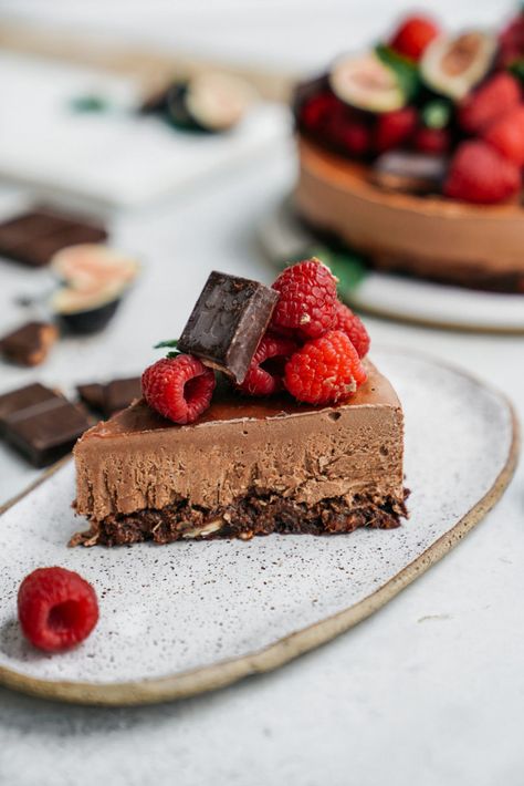 Let me introduce you to your new favourite, super easy, guilt free, VEGAN dessert! This vegan cashew chocolate mousse cake is made with Hu Chocolate. Mousse Cake Photography, Cashew Chocolate, Hu Chocolate, Vegan Pastry, Patisserie Vegan, Vegan Pastries, Vegan Cheesecake Recipe, Healthy Cheesecake, Vegan Cheesecake