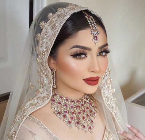 Pakistani Bridal Headpiece, Afghan Bride Makeup, Middle Eastern Bridal Makeup, Middle Eastern Makeup Looks, Middle Eastern Wedding Makeup, South Asian Bridal Makeup, Nikkah Makeup Looks, Desi Wedding Makeup, Arabian Makeup Look