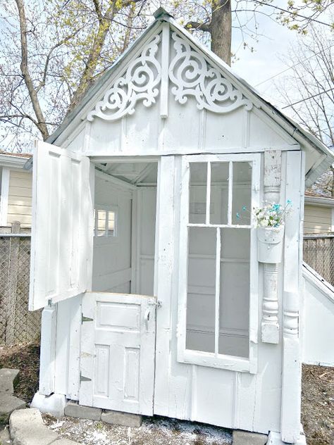 She Shed Shabby Chic, Chicken Coop Garden Ideas, Whimsical She Shed, Victorian Shed, Shabby Chic She Shed, Tiny She Shed, She Shed Designs, Small Garden Shed, She Shed Decor