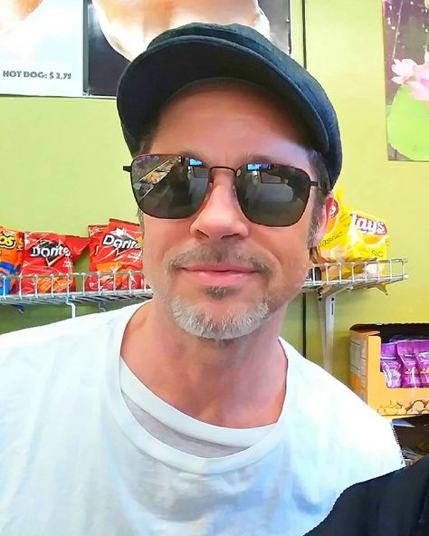 Image may contain: 1 person, sunglasses, selfie, hat and closeup Brad Pitt Selfie, Brad Pitt Images, Brad Pitt Pictures, Brad Pitt Haircut, Sunglasses Selfie, Bradley Pitt, Keanu Reeves Pictures, Keaton Henson, Angelina Love