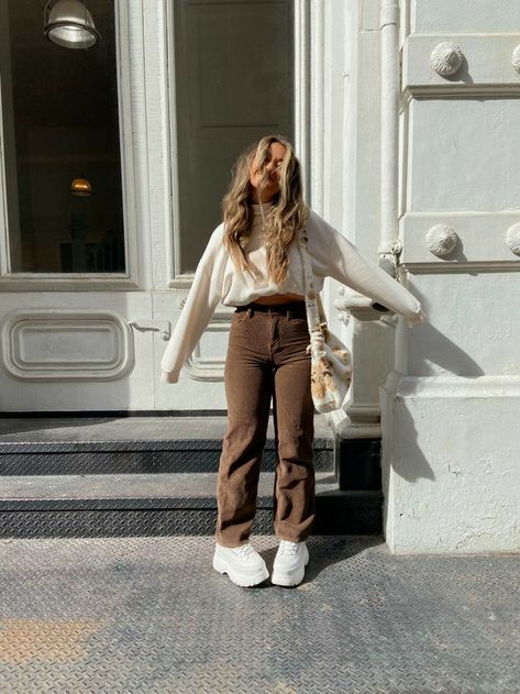 Off White And Brown Outfit, Cute Outfits With Brown Pants, White And Brown Outfits For Women, What To Wear With Brown Jeans, Brown Jeans Outfit Winter, Styling Brown Jeans, Brown Jean Outfit, How To Style Brown Jeans, Outfits With Brown Jeans