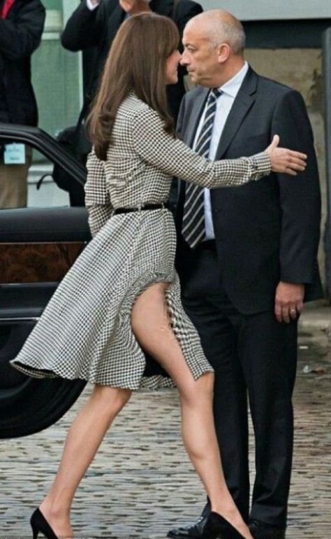 Ducesa Kate, Kate Middleton Skirt, Fringe Hairstyle, Kate Middleton Legs, Style Kate Middleton, Duchesse Kate, Düşes Kate, Prince William Et Kate, Princesse Kate Middleton