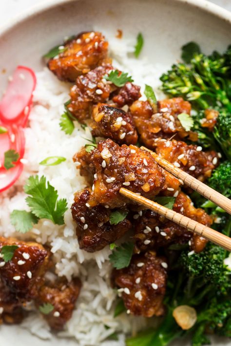 fried tempeh bowls macro Tempeh Bowl Recipe, Tempeh Broccoli Recipes, Tempeh And Mushroom Recipes, Tempeh Ramen, Vegan Tempeh Bowl, Fried Tempeh, Vegan Gnocchi, Gnocchi Bake, Vegan Stew Recipes