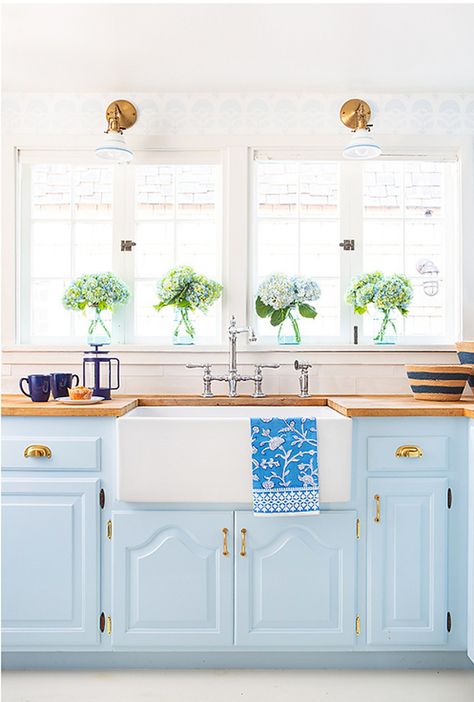 Mint Kitchen, Taupe Kitchen, Light Blue Kitchens, Blue Kitchen Cabinets, Cottages And Bungalows, Blue Hydrangeas, Casa Vintage, Blue Cabinets, Fun Baby