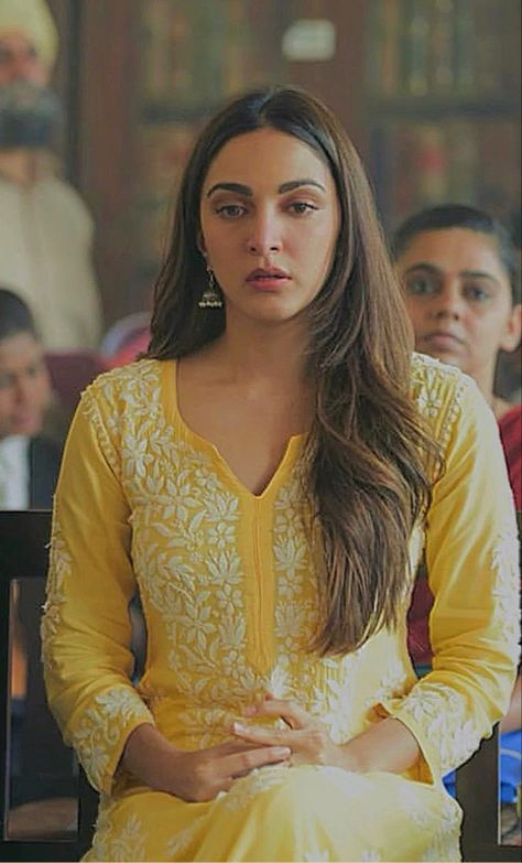 In frame: Kiara advani🌼 Kiara Advani In Chikankari Kurta, Chikankari Kurta Kiara Advani, Kiara Advani Yellow Kurti, Kiara Advani Shershah Outfits, Kiara Advani In Salwar Suit, Kiara Advani Movie Outfits, Kiara In Kurti, Kiara Advani Outfits Indian Suit, Kiara Advani Traditional Outfits