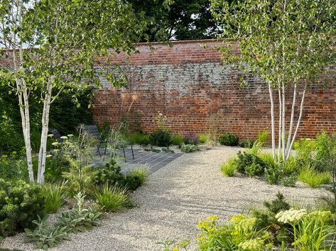 English Landscape Garden, Modern English Country, Modern Courtyard, Contemporary Garden Design, Garden Site, Gravel Garden, Walled Garden, English Country Gardens, Landscape Garden