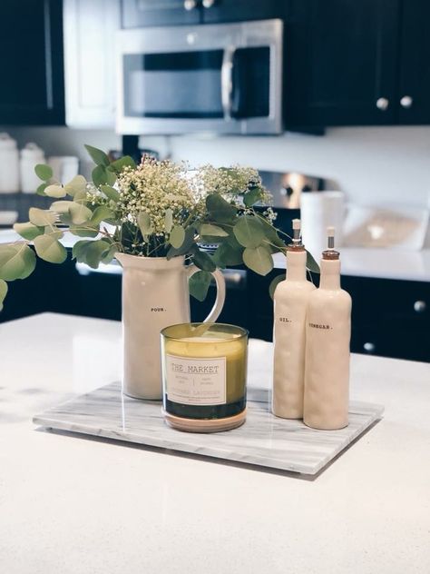 Kitchen Island Plants Decor, Kitchen Counter Flower Arrangements, Marble Tray Decor Kitchen, Counter Centerpiece Ideas, Kitchen Oil Tray Ideas, Kitchen Island Tray Decor, Countertop Organization Ideas, Bench Styling, Kitchen Table Centerpiece Ideas