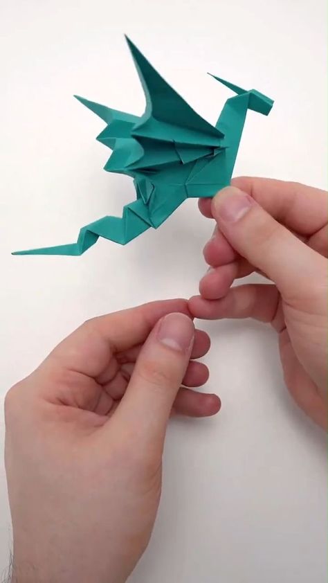 Hadiah Diy, Creative Origami, Origami Dragon, Paper Craft Videos, Origami Patterns, Instruções Origami, Seni Dan Kraf, Origami Paper Art, Handmade Paper Crafts