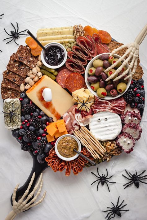 Spooky Charcuterie Board, Halloween Charcuterie Board Ideas, Spooky Charcuterie, Halloween Platter, Halloween Charcuterie Board, Halloween Themed Snacks, Halloween Party Food Ideas, Halloween Appetizer, Halloween Charcuterie