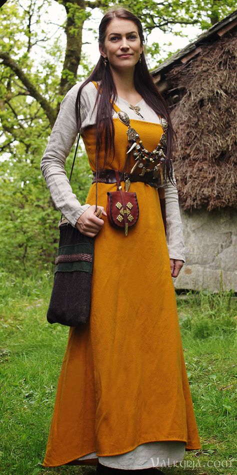 Icelandic Vikings, Viking Garb, Medieval Garb, Viking Dress, Medieval Clothes, Viking Costume, Viking Women, Viking Clothing, Medieval Costume