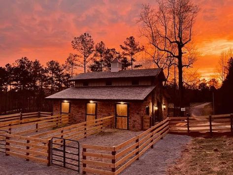 Horse Stall Runs, Horses In Backyard, Small Horse Ranch House, Horse Barn Aesthetic, Barn Ideas For Animals, Western Barn Ideas, Barn Plans Layout, Horse Barn Exterior, Carport Barn Ideas