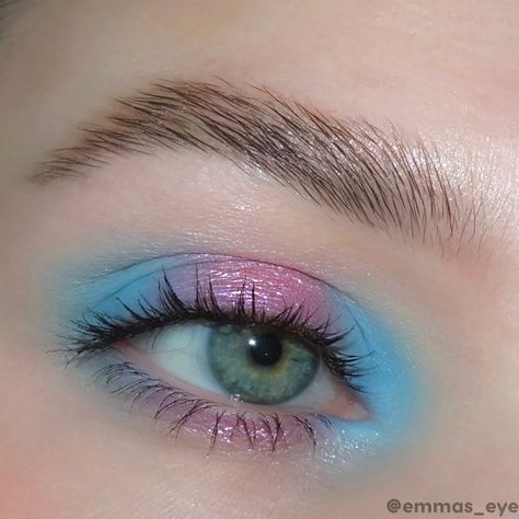 Blue And Purple Eyeshadow, Purple Eyeshadow Looks, Maquillage Yeux Cut Crease, Pastel Eyeshadow, Pastel Makeup, Light Makeup Looks, Bright Eyeshadow, Powder Palette, Purple Makeup