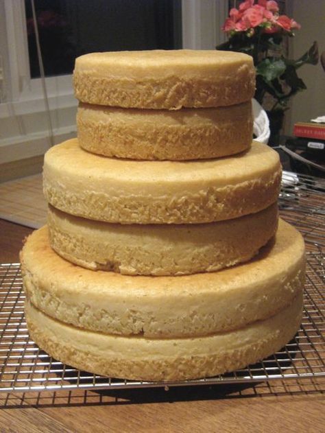 Make a wedding cake in advance. Tips for getting started so you don't have to do everything at the last moment. How To Make Wedding Cake, Cake Tips, Wedding Cake Recipe, Lemon Pound Cake, Cake Making, Cake Stuff, Cake Decorating Tutorials, Cupcake Cake, Cake Baking