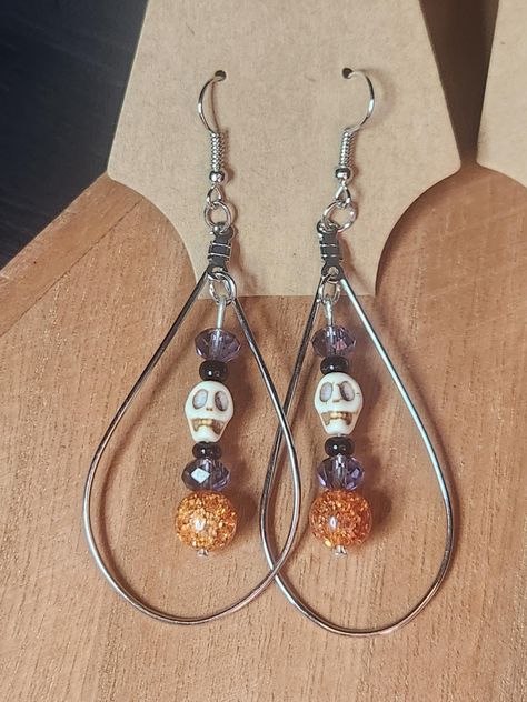 Bead Halloween Earrings, Halloween Skull Earrings, Halloween Jewelry Diy Earrings, Diy Halloween Earrings, Halloween Earrings Diy, Halloween Jewelry Diy, Sugar Skull Jewelry, Wire Ideas, Safety Pin Jewelry