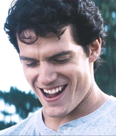 Henry :) with that gorgeous smile i'm in heaven Henry Cavill Smile, Young Henrys, Superman Henry Cavill, Love Henry, Clark Kent, Man Of Steel, Henry Cavill, Perfect Man, Celebrity Crush