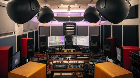 In this article, we feature an excellent long-form video from mixing and mastering engineer Justin Gray, in which he explores mastering music in Dolby Atmos. If you want detail in an easily digestible format this is for you. Music Mixer, Mixing And Mastering, Logic Pro, Film Score, Dolby Atmos, Music Mix, On Set, Music