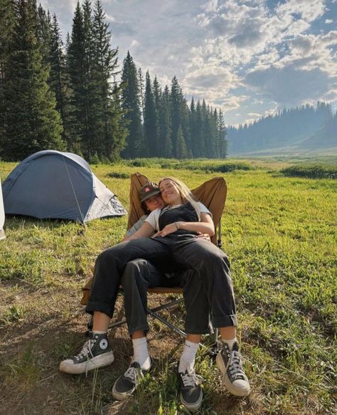 Granola Relationship Aesthetic, Outdoorsy Couple Photos, Couple In Nature Aesthetic, Adventure Couple Aesthetic, Cute Goofy Couple Pictures, Couple Hiking Pictures, Hiking Couple Aesthetic, Couple Camping Pictures, Romantic Dates Aesthetic