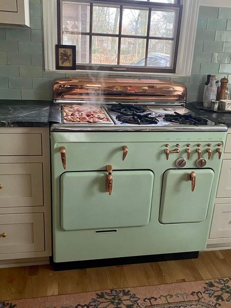 Green chambers stove with copper Retro Oven Electric, 1950s Stove Vintage Appliances, Vintage Home Appliances, Retro Home Appliances, 1950s Kitchen Appliances, 50s Kitchen Appliances, Retro Stoves Vintage Appliances, Vintage Oven Kitchen, Wallpaper Stove