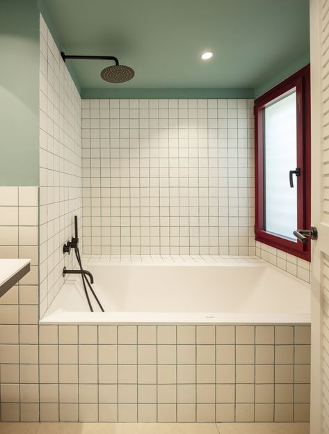 Green Grout, Built In Bathtub, Bathroom Layouts, Square Tiles, Small Vanity, Built In Furniture, Square Tile, Parking Lot, Barcelona Spain