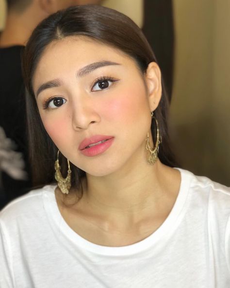 Nadine Lustre Makeup, Lady Luster, Sharp Features, No Make Up Make Up Look, Graduation Pictures High School, Slay Makeup, Forget Her, Beautiful Stars, Graduation Party Ideas