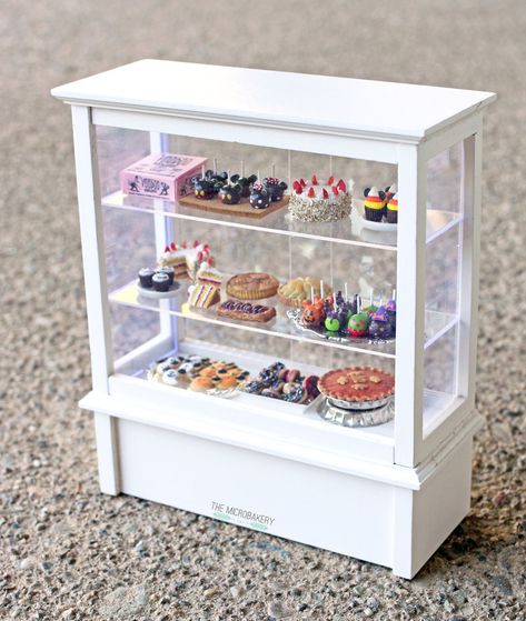 Diy Bakery Display, Miniature Cafe, Bakery Display Case, My Reflection, Dolls House Shop, Bakery Decor, Acorn Crafts, Pictures Tips, Miniature Bakery