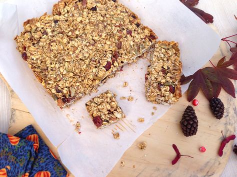 Momo Granola Bars: Matt Frazier's No Meat Athlete - Dreena Burton No Meat Athlete Recipes, Rare Desserts, Athlete Recipes, Muesli Slice, No Meat Athlete, Vegan Breads, Rice Syrup, Fruit And Nut Bars, Vegan Granola