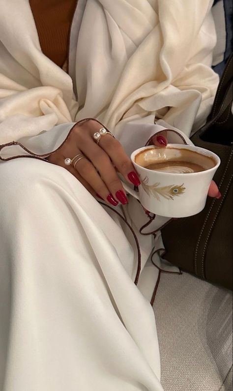 Baroque Inspired Fashion, Khaleeji Abaya, Abaya Outfits, White Abaya, Khaleeji Aesthetic, Arab Aesthetic, Arab Style, Coffee Pictures, Mode Abaya